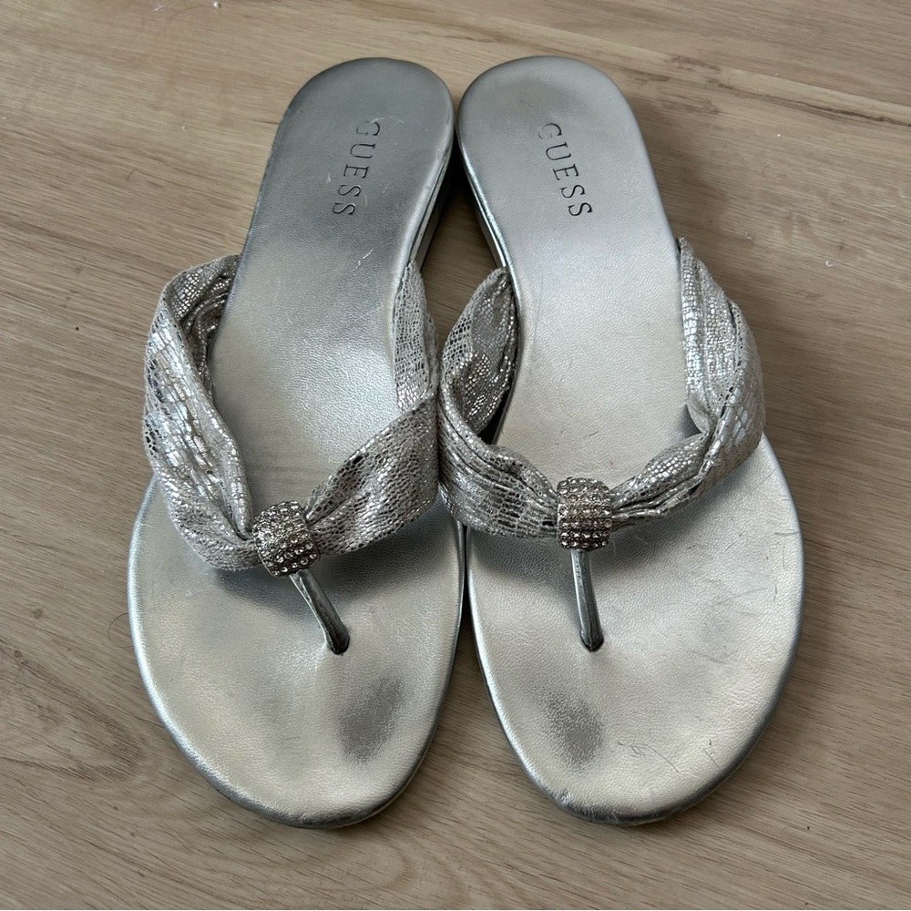 2/$15 🐧 Guess Sparkly Silver Summer Flip Flop Sandals